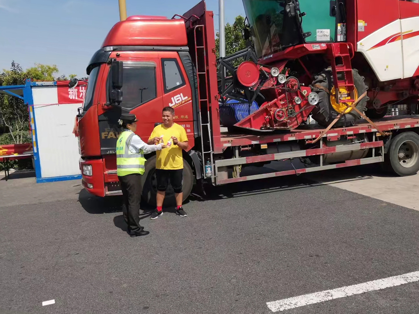 新乐收费站送水服务照片.jpg 新乐收费站送水服务照片.jpg