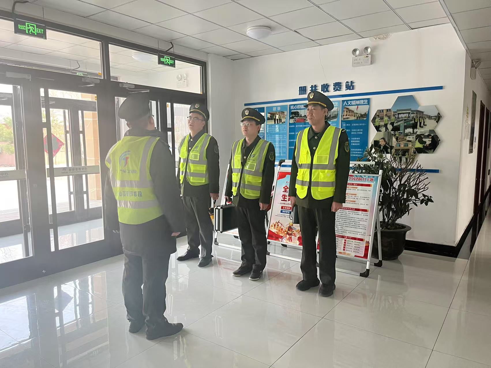 三班岗前收费站.jpg 三班岗前收费站.jpg